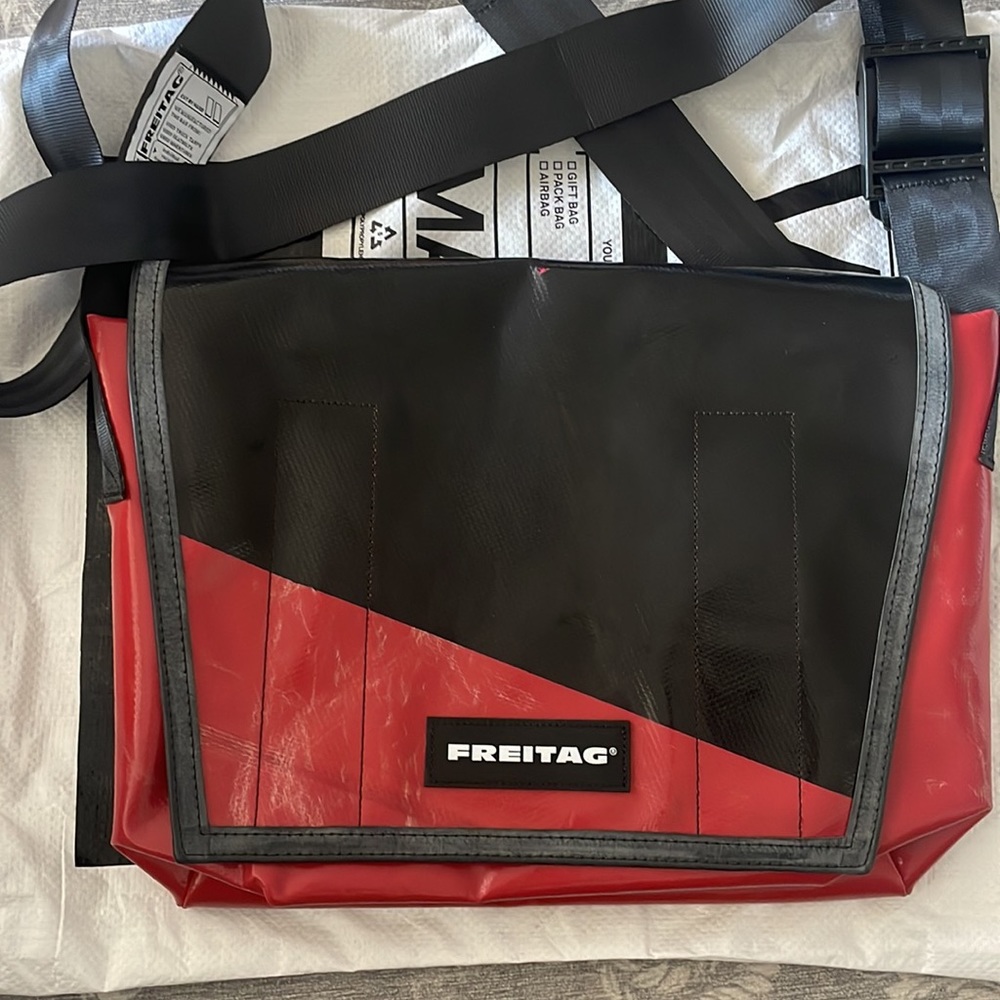 Freitag F14 Dexter Messenger Slim (Black / Red)